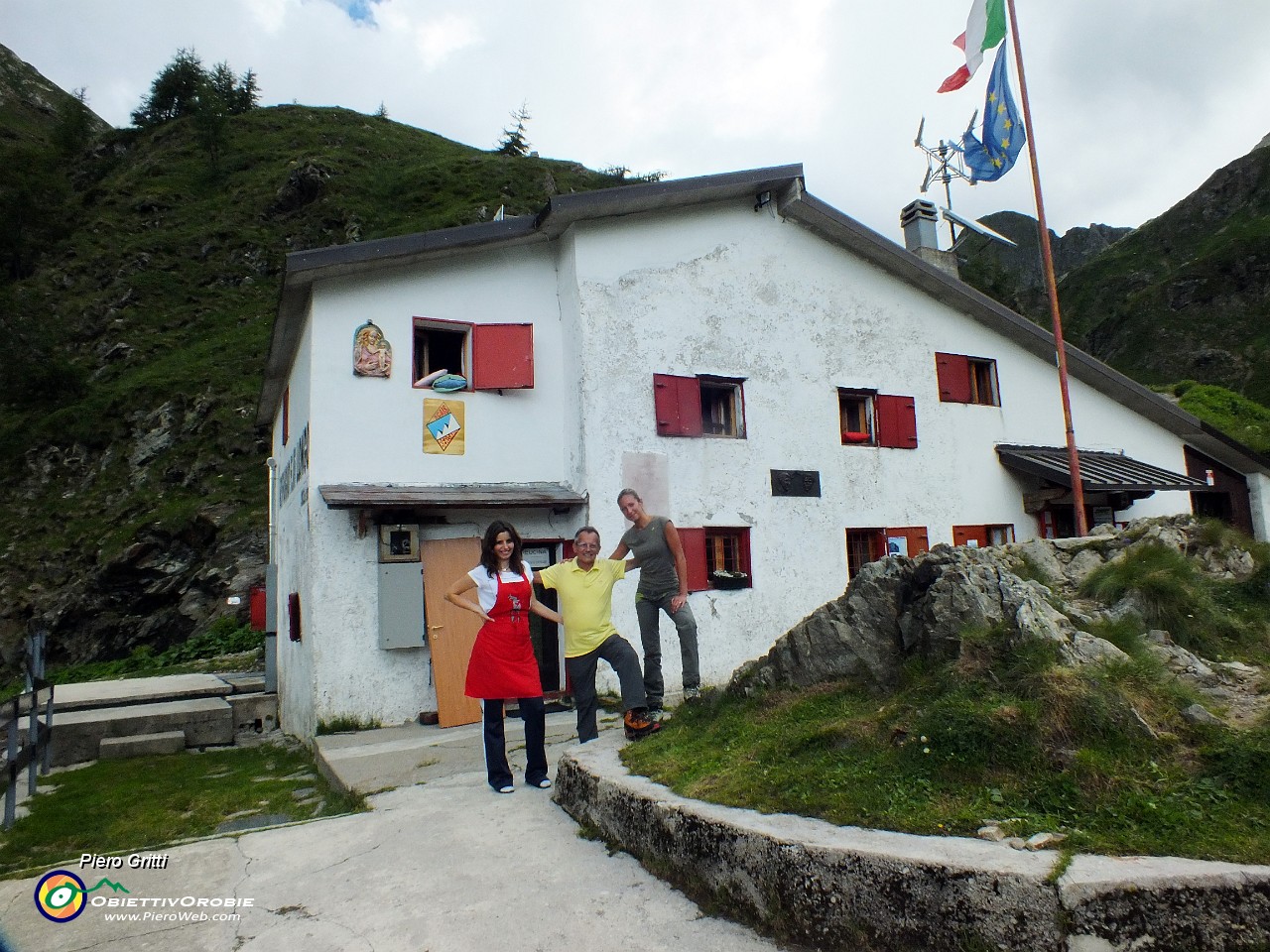 98 Con Rossella, l'amica rifugista del Rif. Longo.JPG